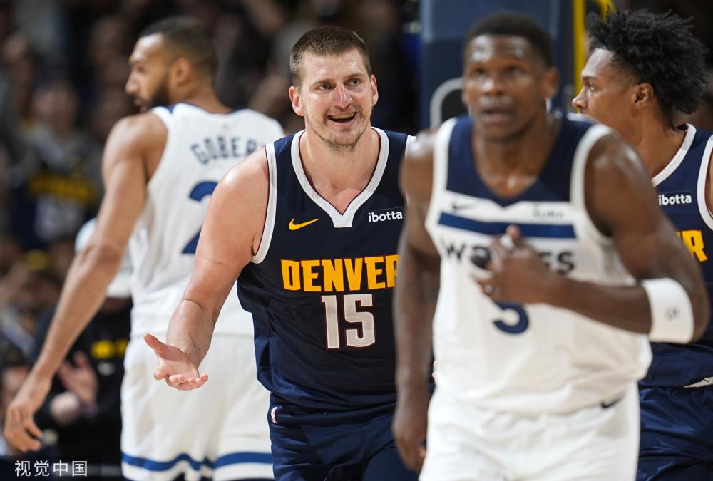 他在与一位 他在与一位